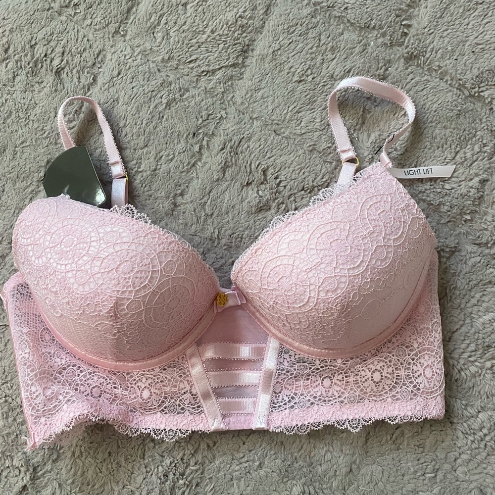 Daisy Fuentes lace bra